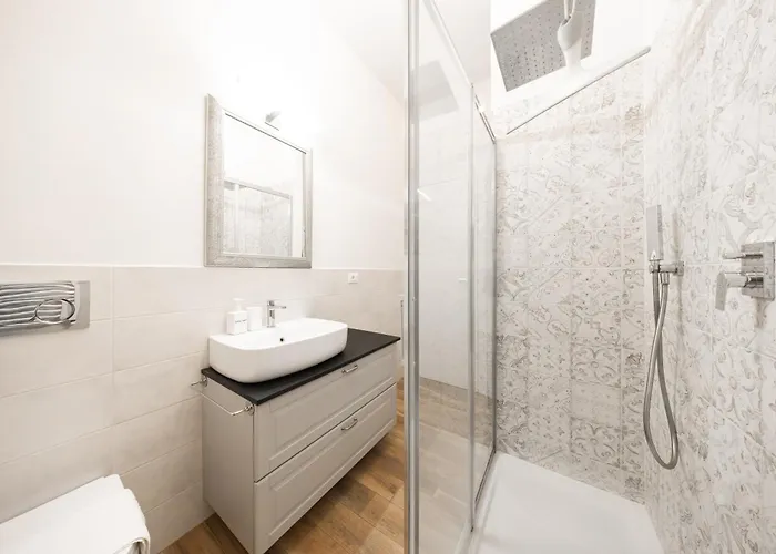 Iside Elegant In The Heart Of * Bologne